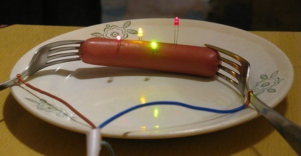 604x313, 36 Kb / сосиска, вилки, провода, светодиоды, тарелка