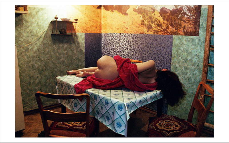 801x501, 197 Kb / коммуналка, стол, брюнетка, попа