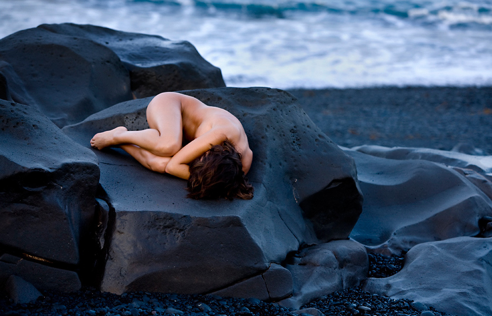 1000x644, 302 Kb / камни, море, скала, голая, лежит, калачиком