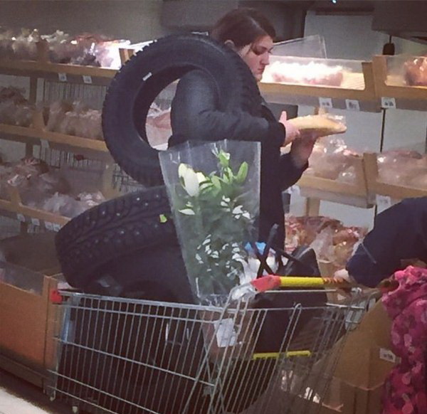 600x582, 97 Kb / баба, тележка, покрышки, цветы