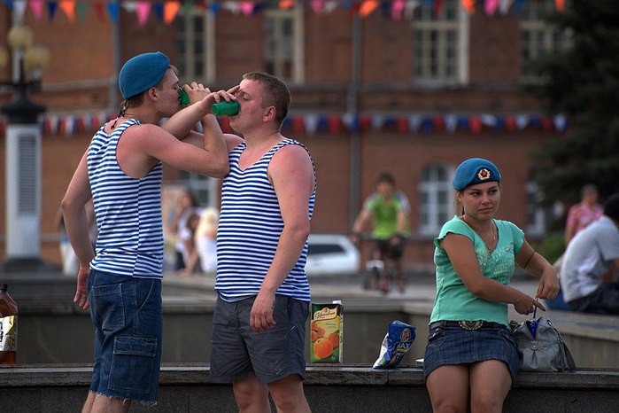 699x466, 74 Kb / вдв, игнор, тельняшка, берет, голубые, брудершафт, сок