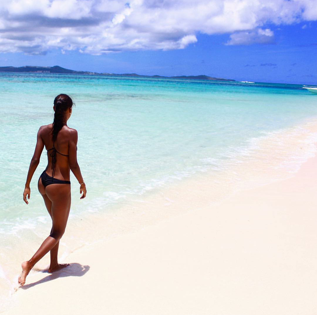 1080x1072, 159 Kb / бикини, пляж, море, брюнетка, берег