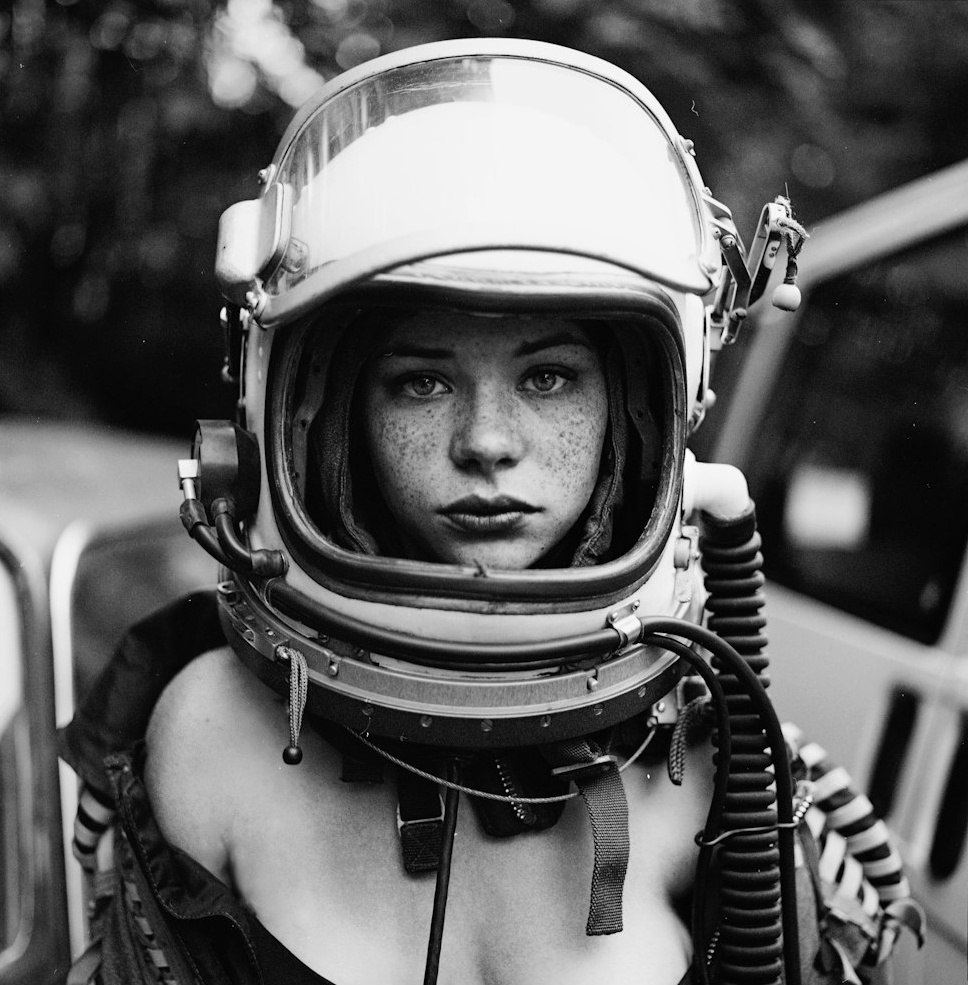 968x985, 164 Kb / скафандр, шлем, веснушки, ч/б