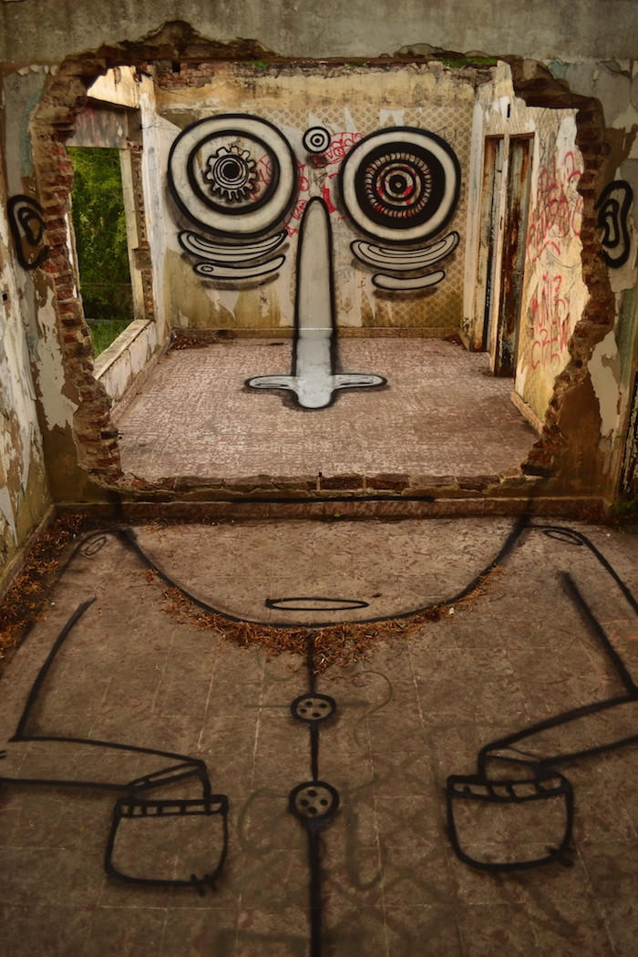 700x1050, 260 Kb / рожица, граффити, пролом, разруха, лицо, иллюзия