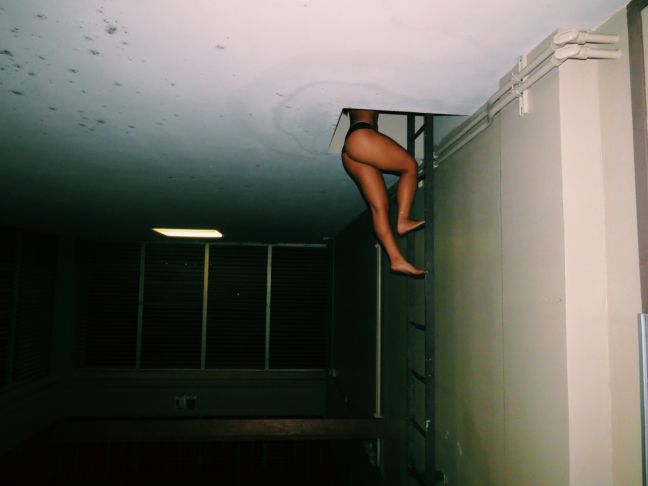 1280x960, 351 Kb / лестница, попа, ноги