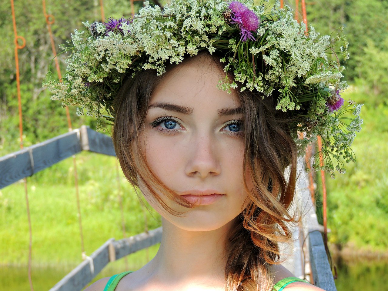 1280x960, 338 Kb / Девушка, взгляд, венок