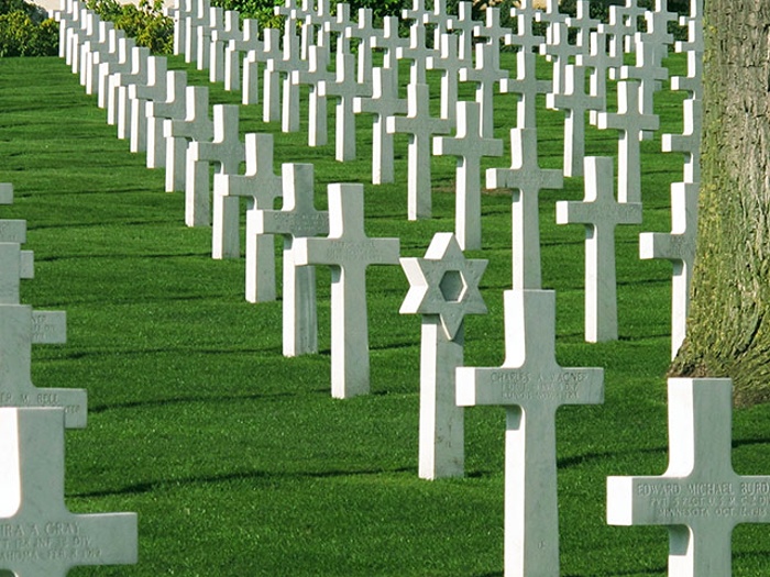 700x525, 168 Kb / Кладбище, кресты, звезда