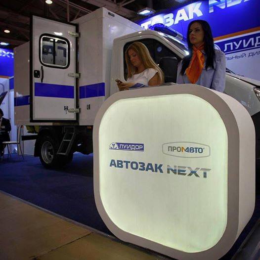 526x526, 35 Kb / автозак, next, выставка, девушки