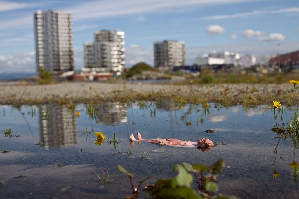 1024x683, 141 Kb / миниатюра, фигурка, мужик, лужа, город, Isaac Cordal