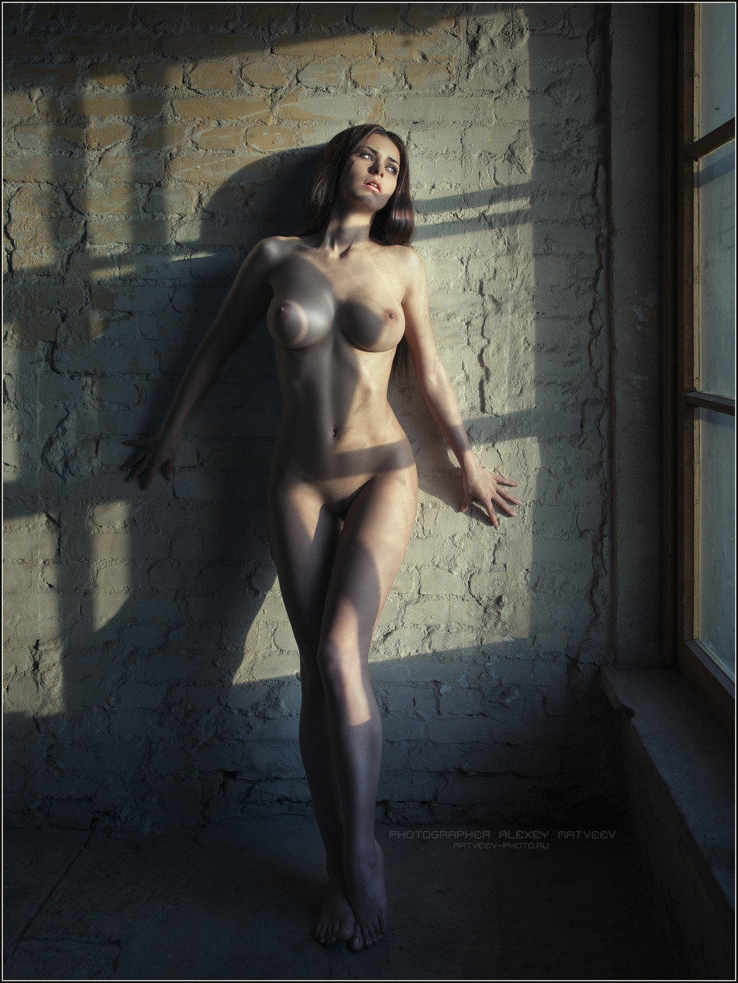 1051x1400, 334 Kb / голая, стена, кирпич, окно