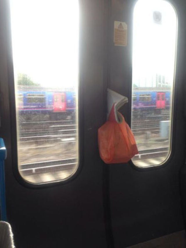 640x855, 44 Kb / вагон, дверь, пакет, зажало