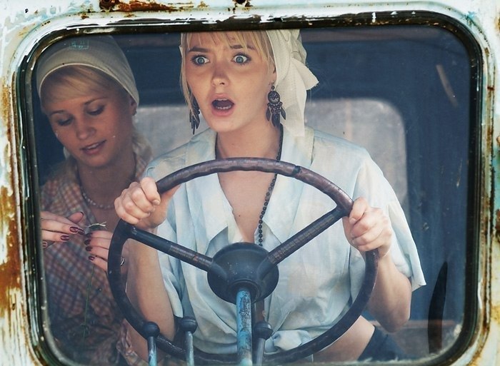 700x513, 82 Kb / трактор, руль, глаза, девки, колхоз