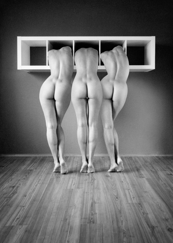 570x800, 240 Kb / полка, ч/б, трио, девушки, попы, ямочки, грация