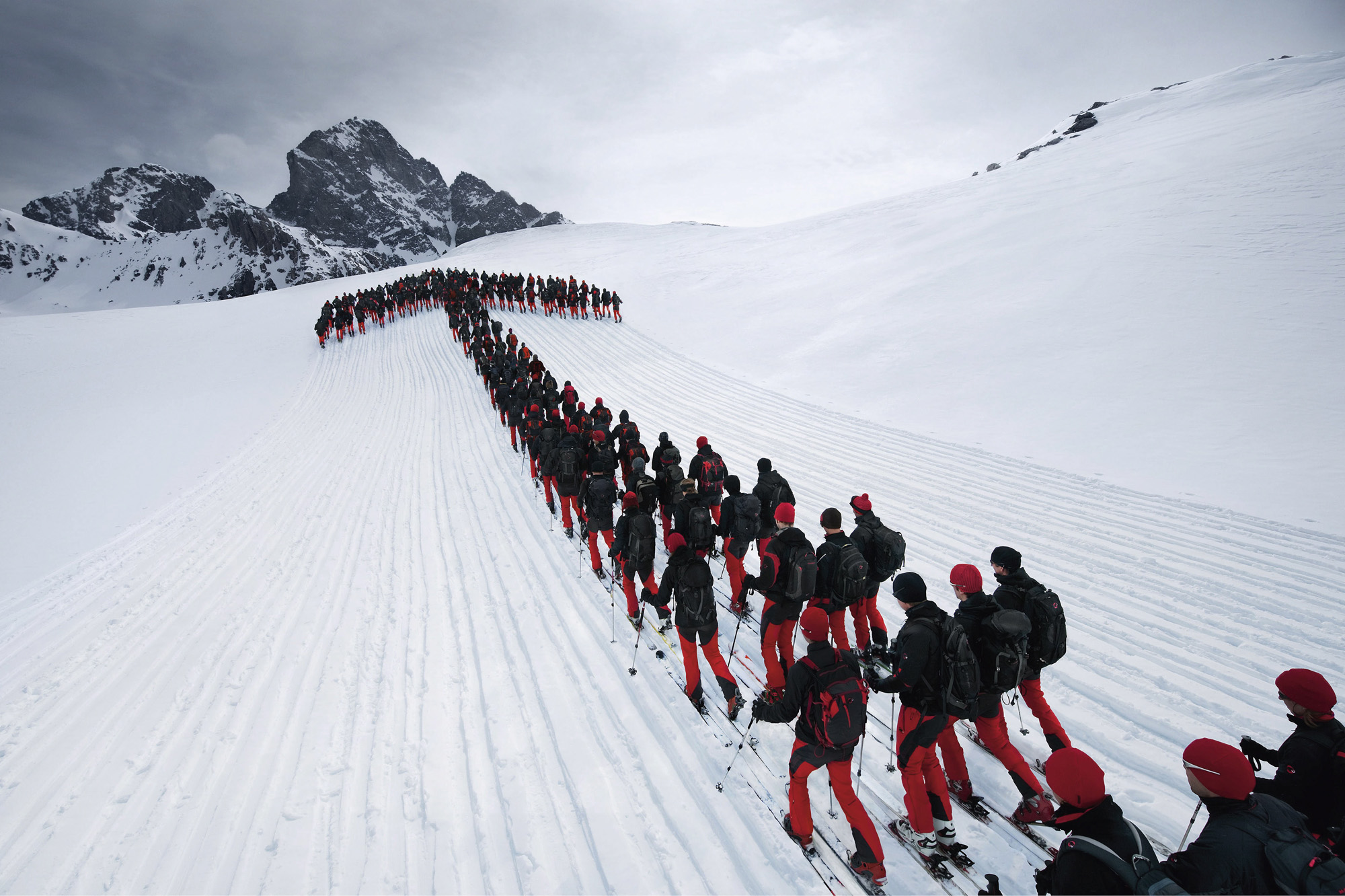 2000x1332, 604 Kb / альпинисты, фигура, стрела, стрелка, лыжники