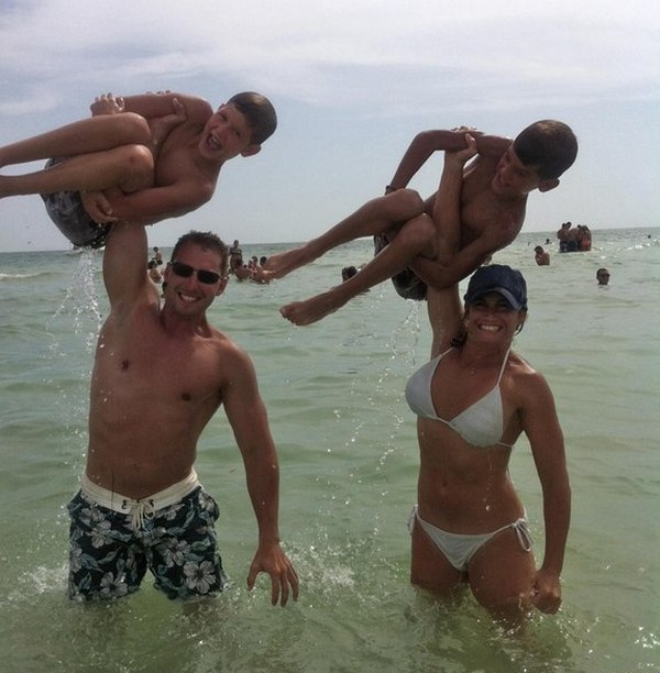 600x612, 67 Kb / Мама, папа, дети, море, качки