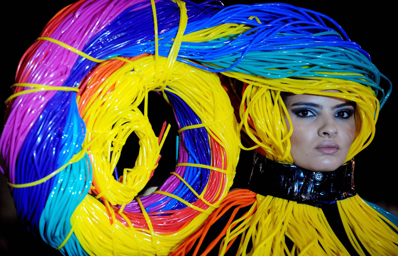 800x516, 251 Kb / девушка, провода, костюм, прическа, сферический бред