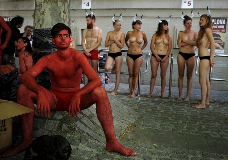 790x556, 97 Kb / косплей, рога, черти, задумался