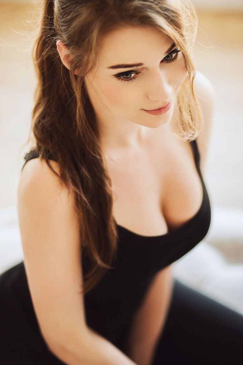 780x1170, 367 Kb / брюнетка, няша, взгляд