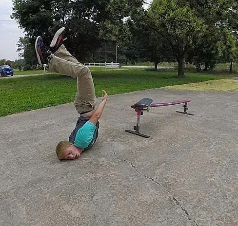 488x464, 95 Kb / скейт, падение, асфальт, ловкач