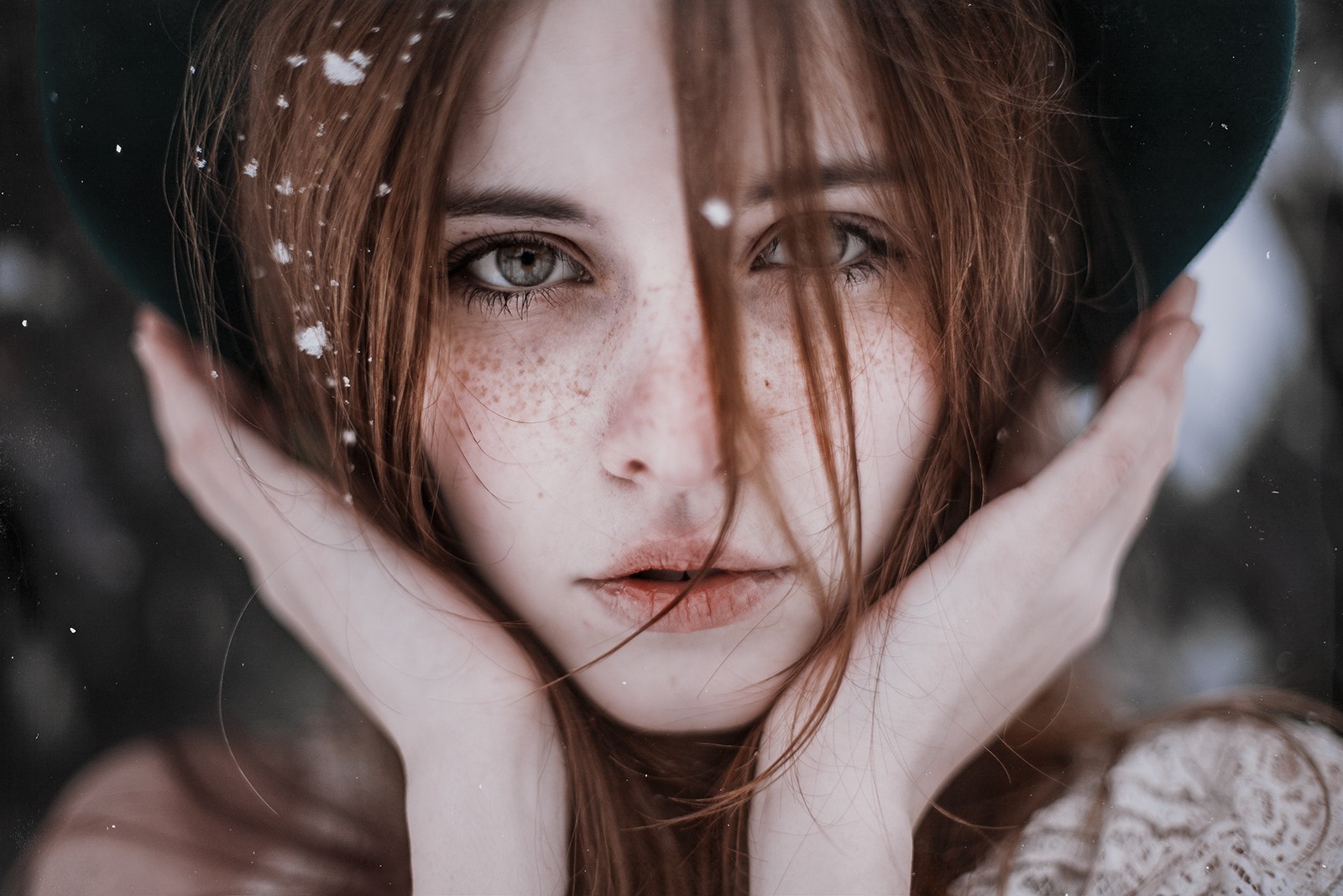 1600x1067, 312 Kb / рыжая, снег, веснушки