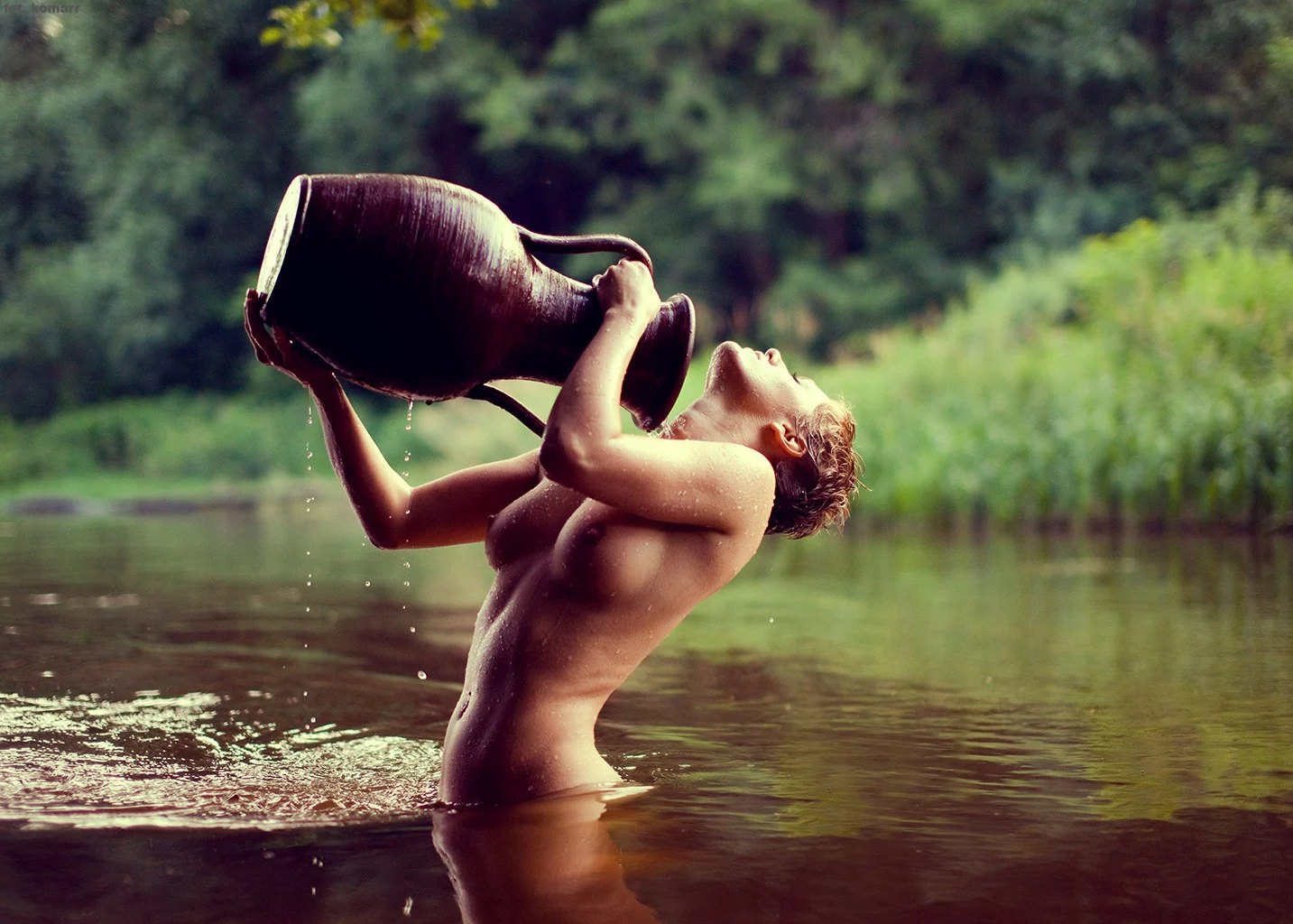 1433x1024, 280 Kb / кувшин, капли, вода, голая, сиськи, амфора