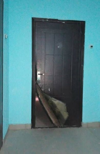 390x600, 23 Kb / Дверь, стена, загнули