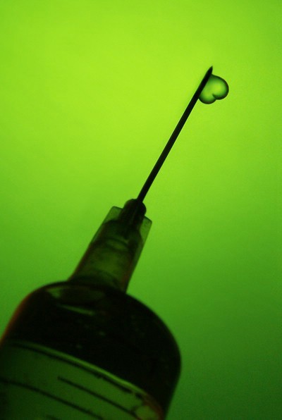 400x596, 26 Kb / игла, шприц, вирус любви