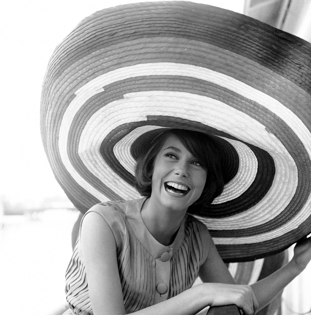 1000x1013, 234 Kb / шляпа, ч/б, смех, катрин денев