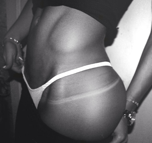 500x472, 103 Kb / стринги, ч/б, браслеты, полоска, часы, попа