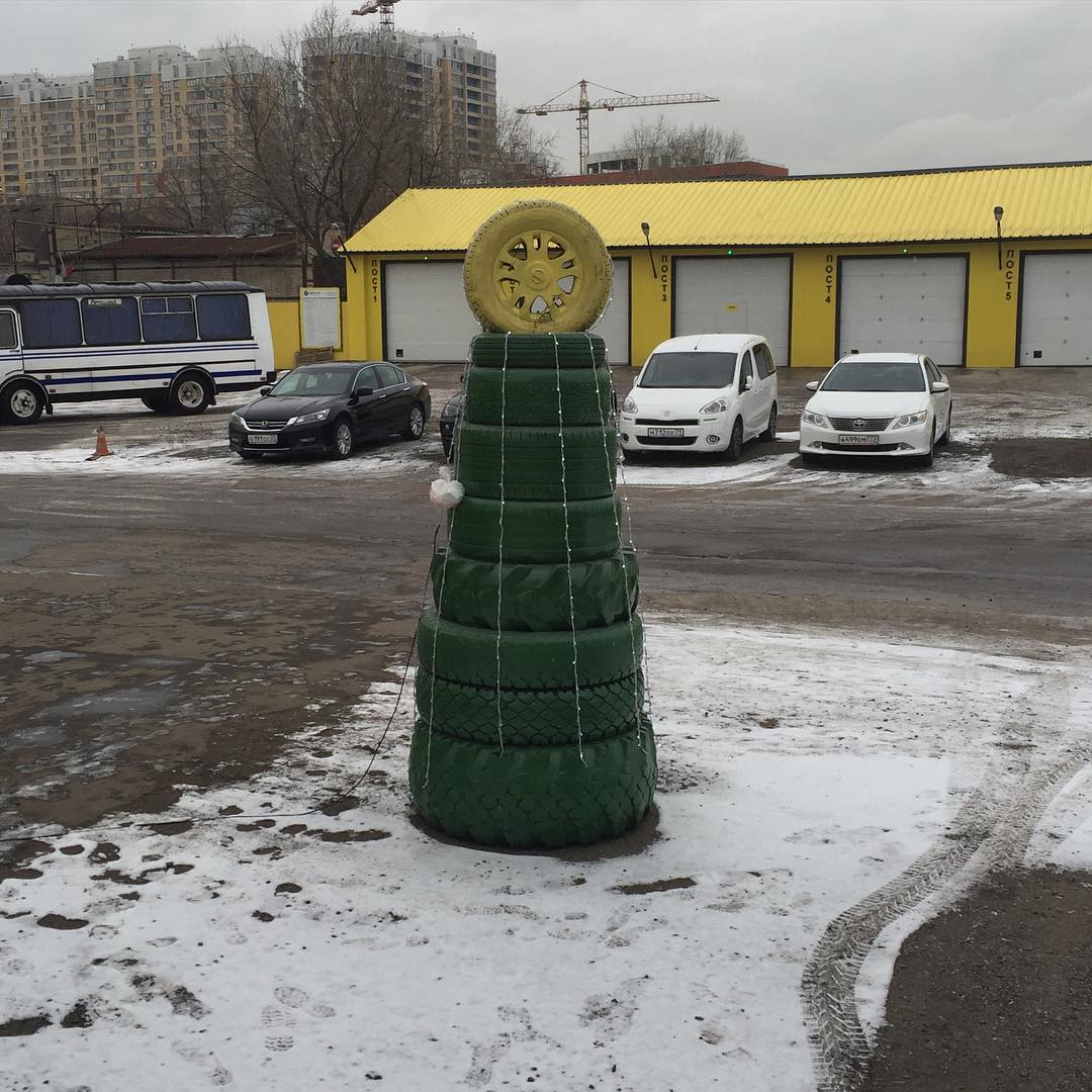 1080x1080, 166 Kb / елка, шины