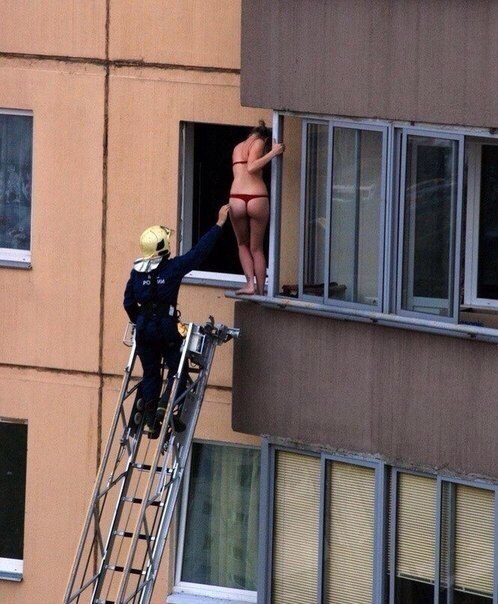 498x604, 75 Kb / балкон, пожарник, лестница, девушка