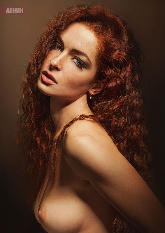 566x800, 363 Kb / рыжая, ленин, губы, глаза, серёжка