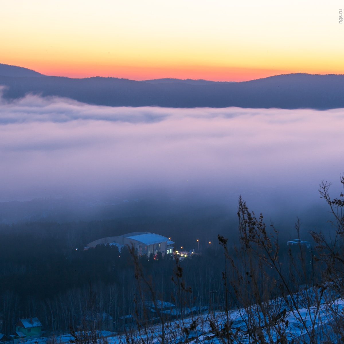 1200x1200, 250 Kb / туман, дом, горы