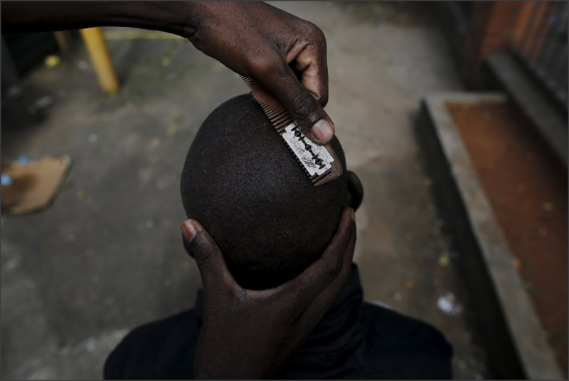 800x535, 373 Kb / Стрижка, бритва, расчёска, негр, Судан, парикмахерская