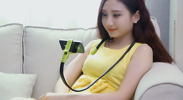 630x346, 56 Kb / японка, диван, гаджет, держатель