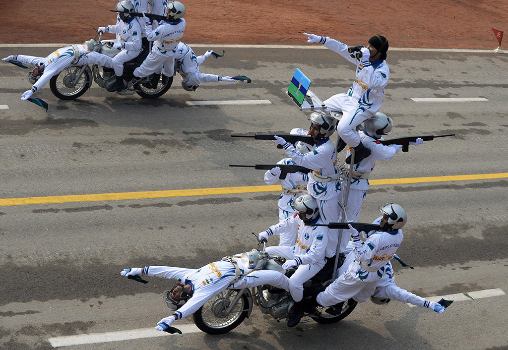 1024x706, 369 Kb / индия, парад, мотоцикл, участники, пирамида