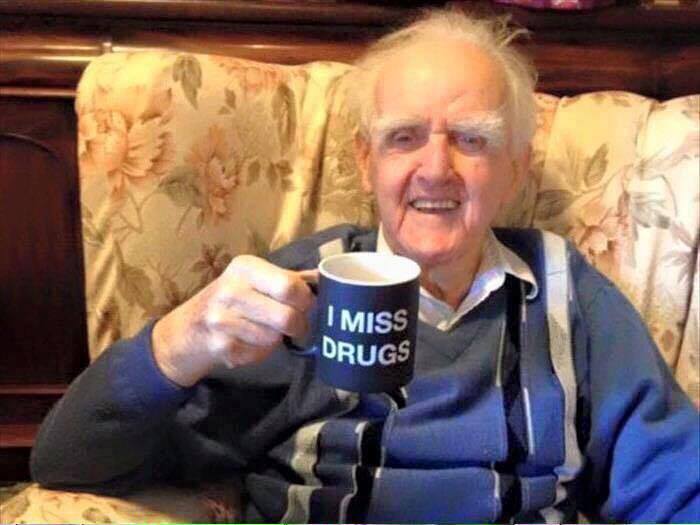 700x525, 45 Kb / старик, кружка, надпись, скучаю, по наркоте