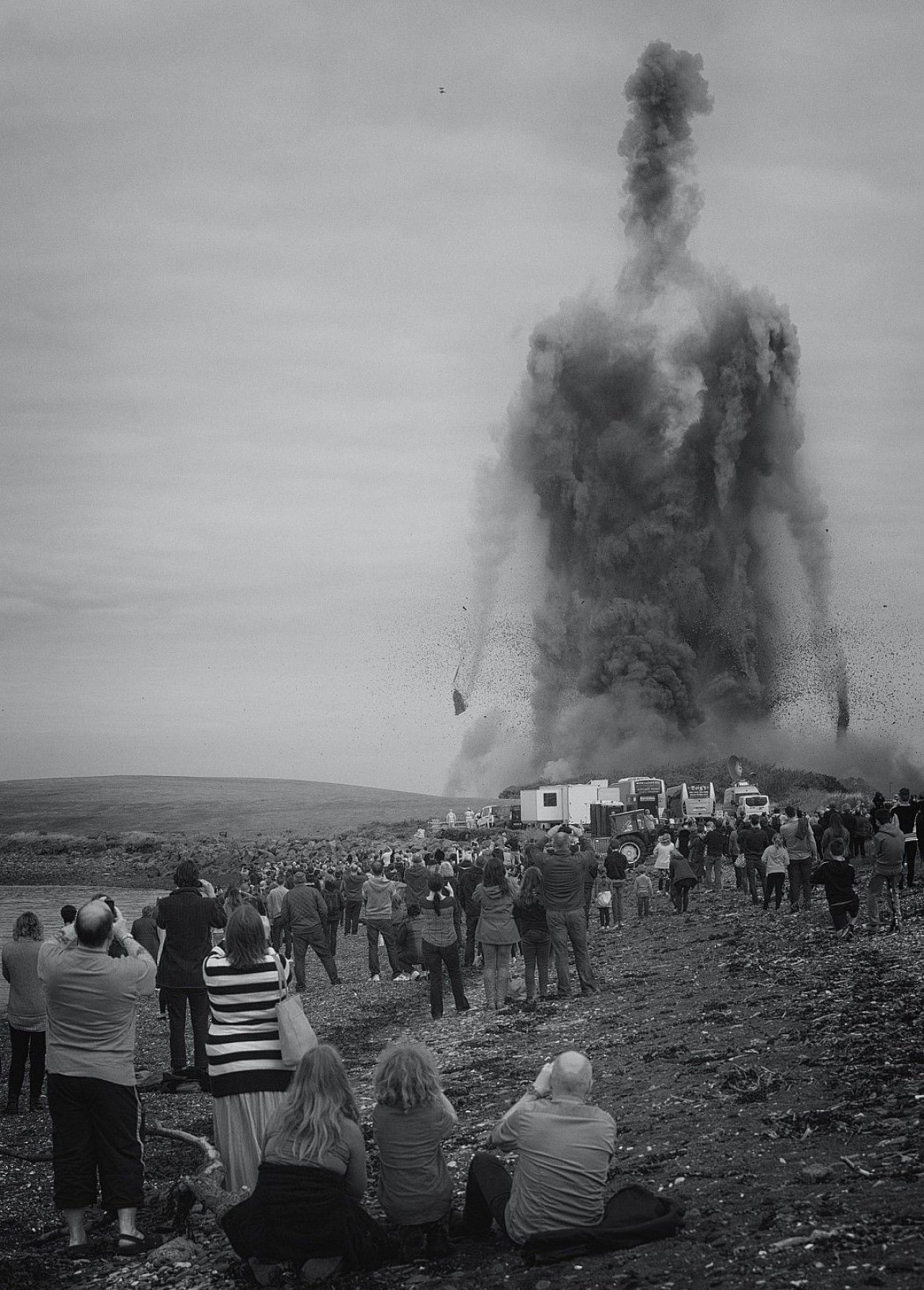 1171x1634, 381 Kb / взрыв, дым, силуэт, ч/б