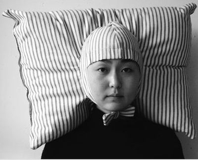 400x325, 24 Kb / азиат, подушка, шапочка, ч/б