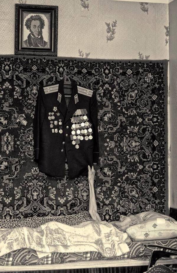 600x924, 124 Kb / ветеран, летчик, китель, полковник, награды, старик, ковер, кровать, память, политота