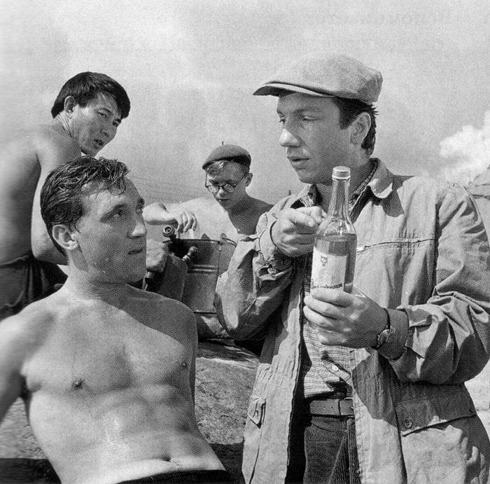 700x691, 84 Kb / Высоцкий, Крамаров, водка