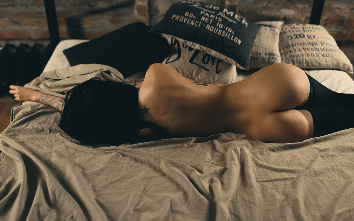 1196x749, 306 Kb / попа, эротика, perfect ass, чулки, тату, брюнетка