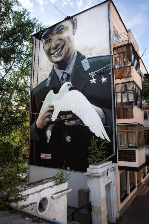 500x750, 152 Kb / Юрий, Гагарин, стена