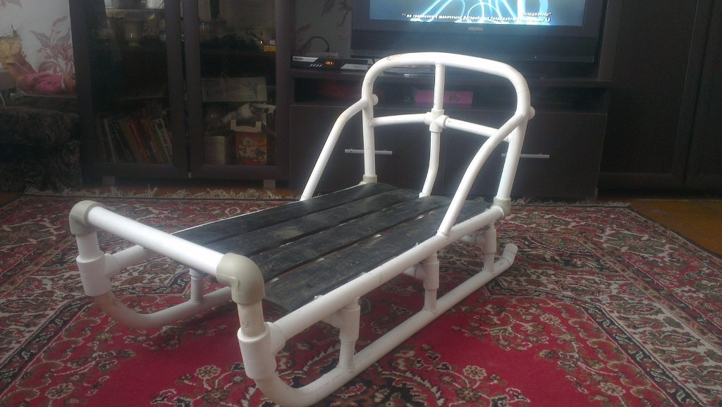 1024x577, 130 Kb / Санки, трубы, палас, телек, стенка