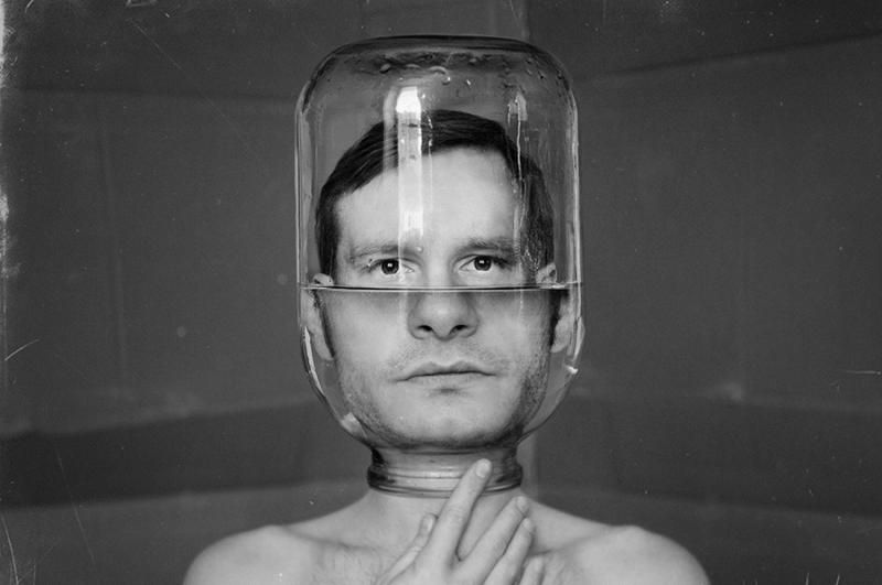 800x531, 39 Kb / банка, вода, взгляд, космонавт, ч/б