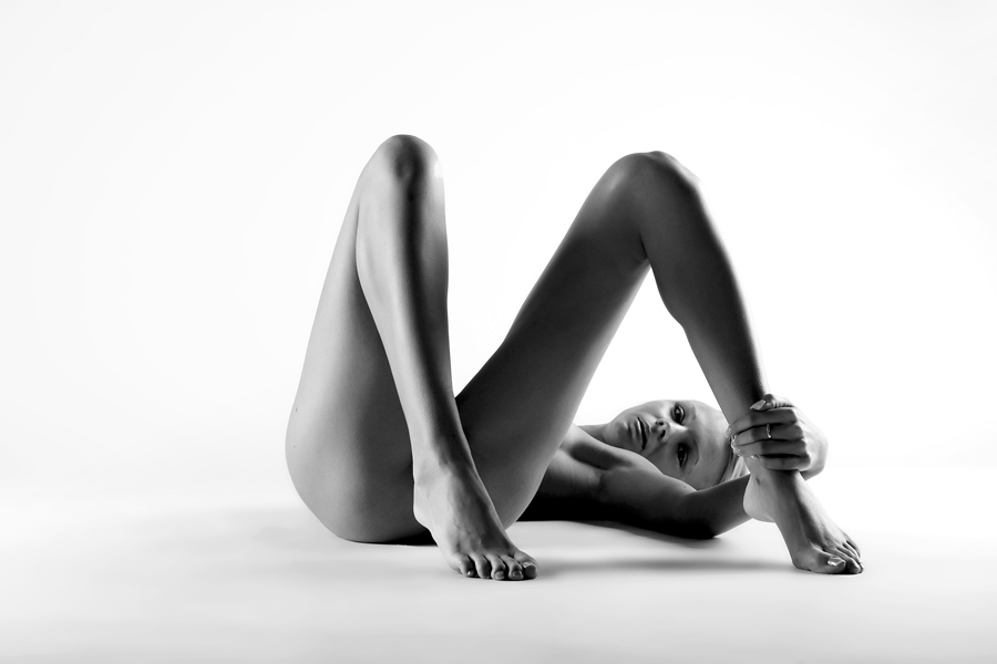 900x600, 87 Kb / ноги, ч/б