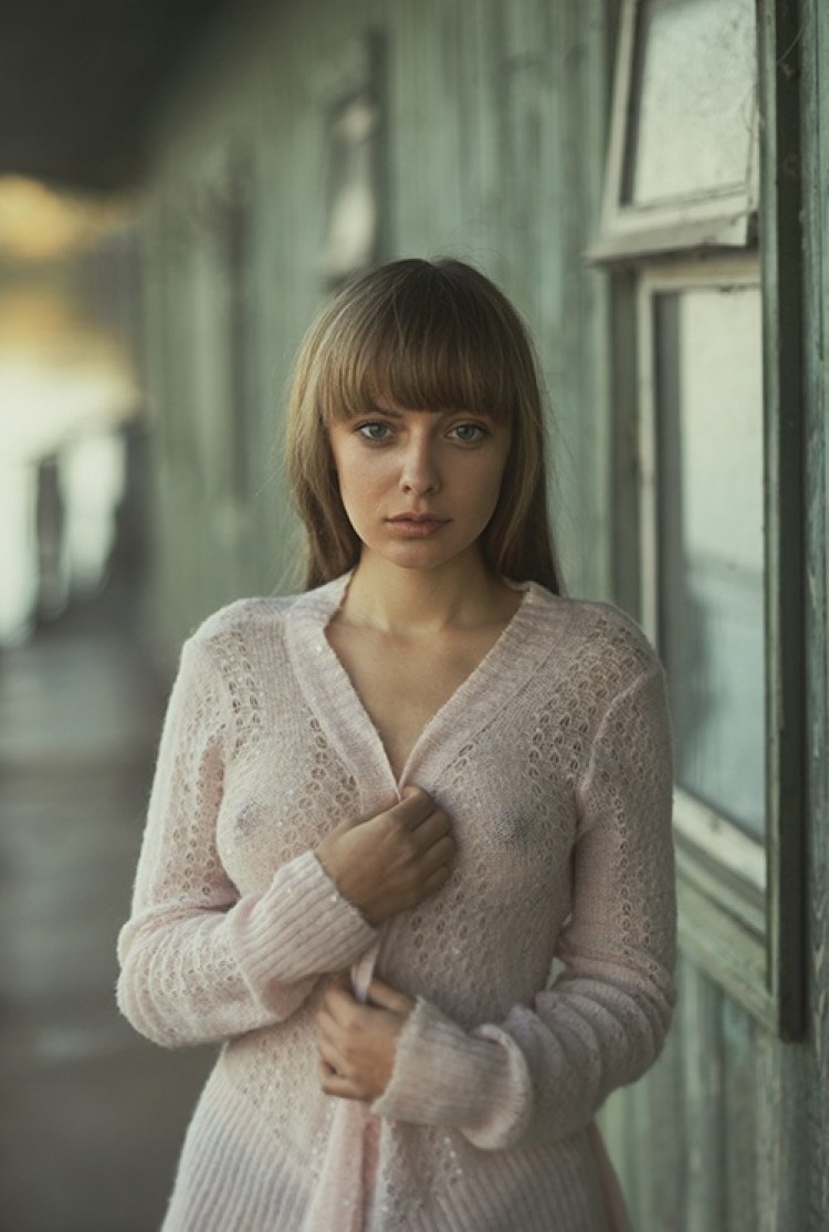 750x1114, 170 Kb / окно, соски, кофта, чёлка