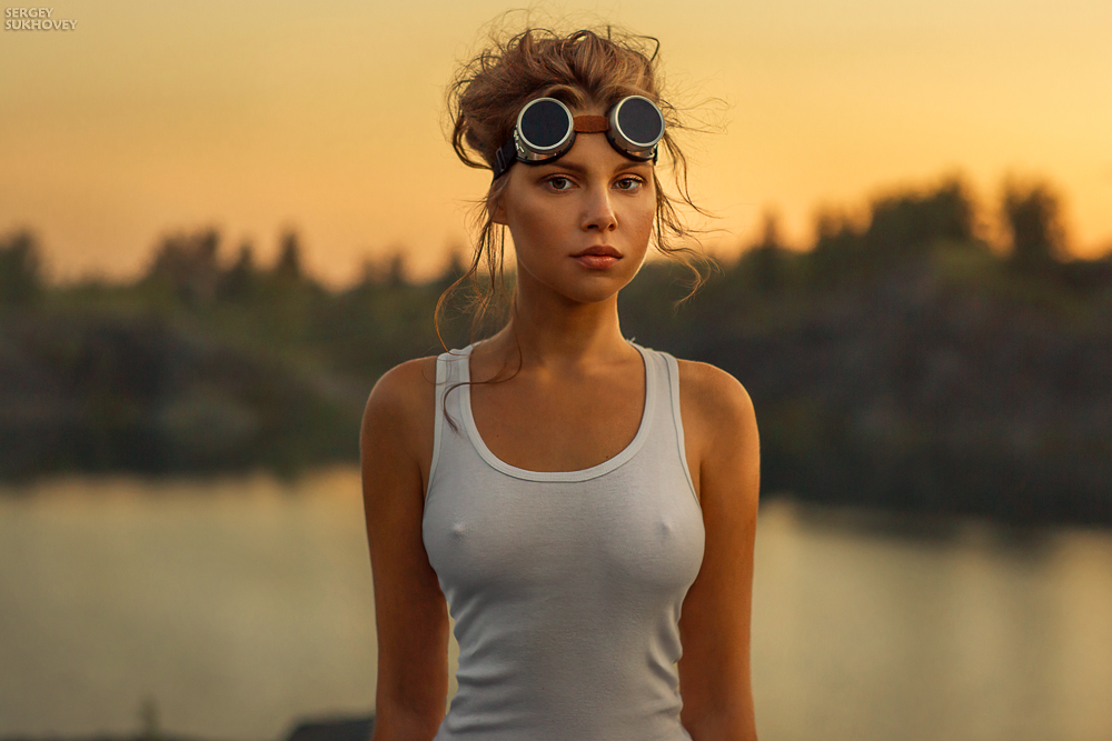 1000x667, 377 Kb / сиськи, взгляд, очки, закат, майка, соски, стимпанк, вода, суховей, алкоголичка