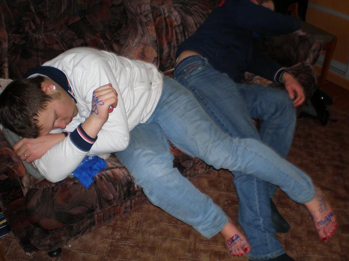 691x518, 54 Kb / пьяный, диван, вразвалку