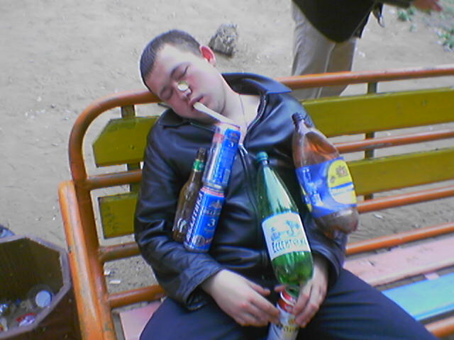640x480, 48 Kb / бутылки, пьяный, скамейка